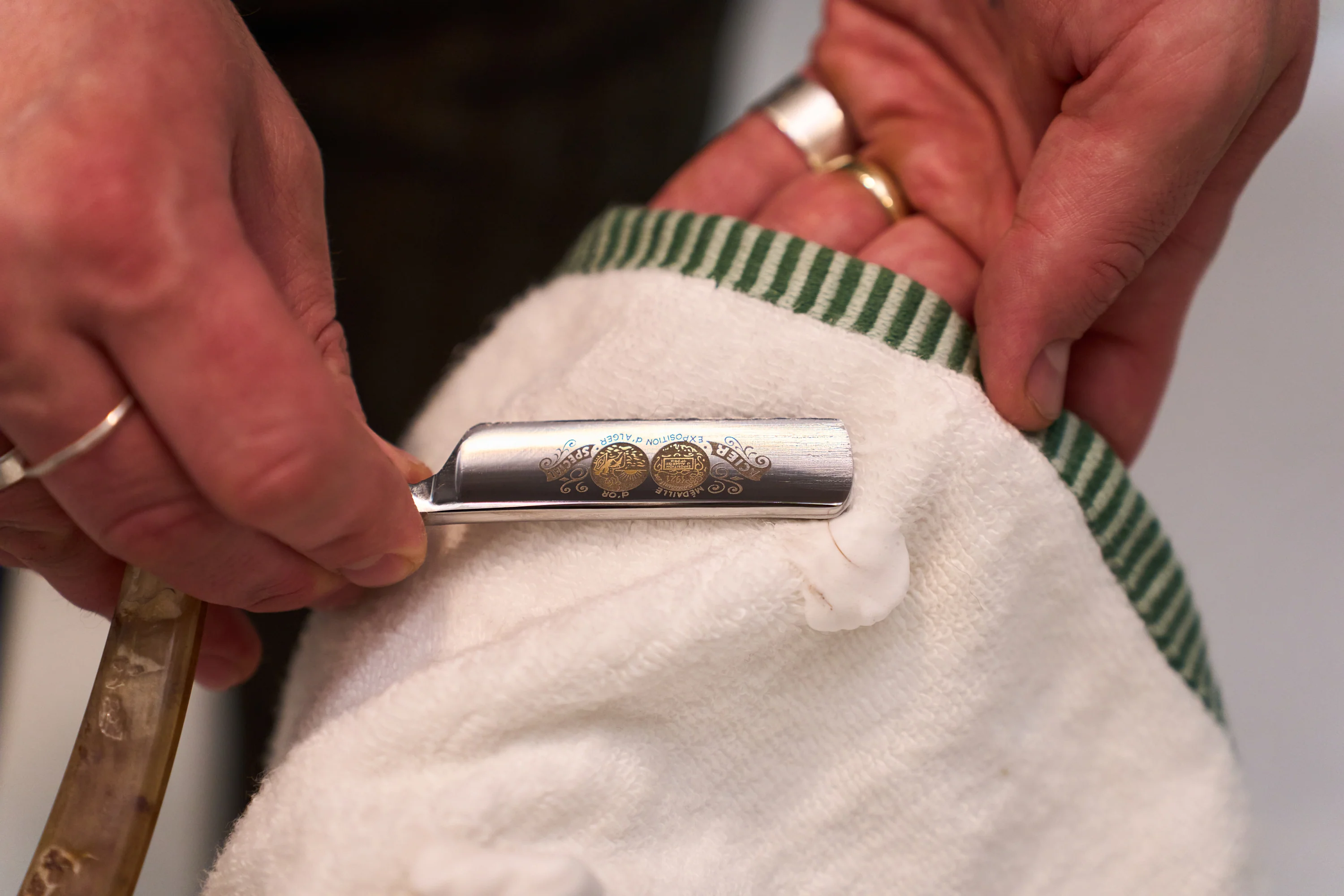 Thiers Issard Straight Razor, Gold Medallion Rams Horn, 5/8" - Image 3